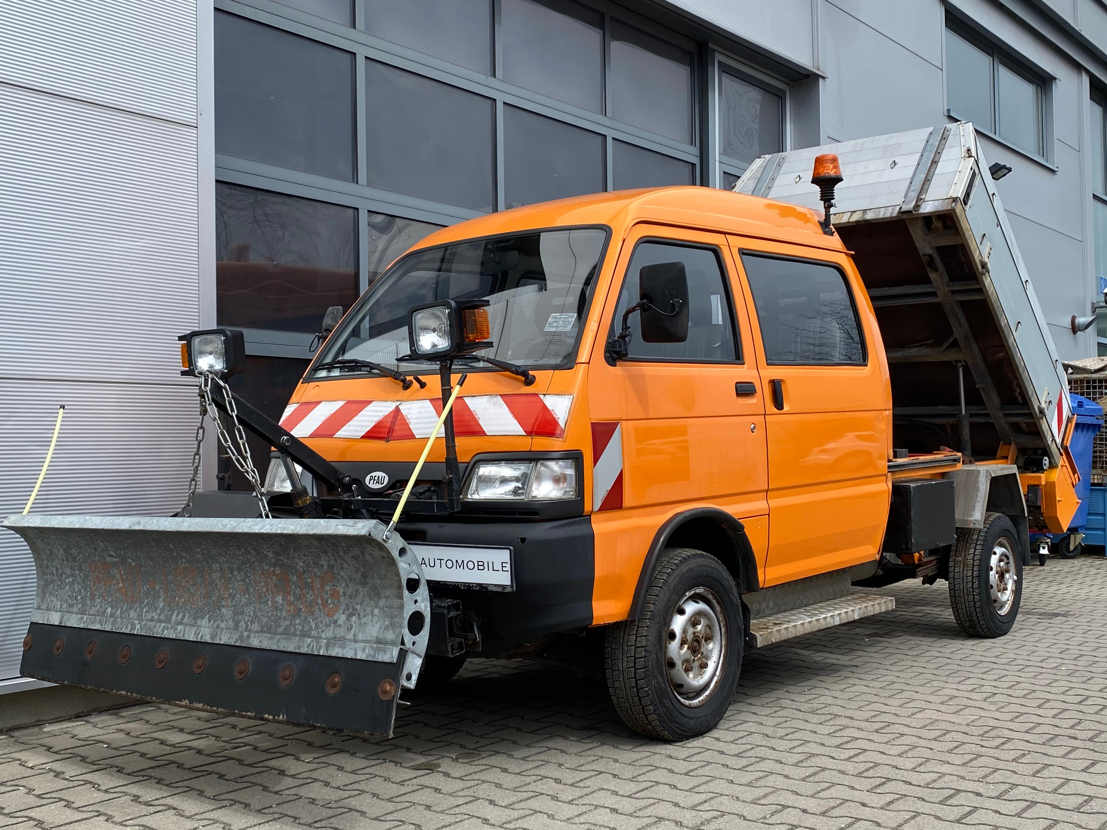 Bild eines Piaggio Porter, PFAU oder Daihatsu Hijet
